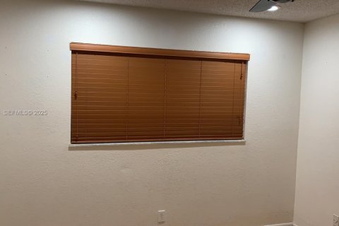 Condo in Coral Springs, Florida, 2 bedrooms  № 1988292 - photo 13