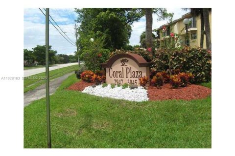 Condo in Coral Springs, Florida, 2 bedrooms  № 1988292 - photo 2