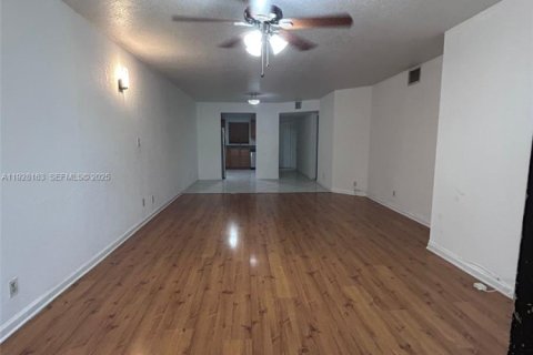 Condo in Coral Springs, Florida, 2 bedrooms  № 1988292 - photo 15