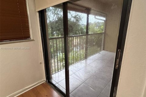 Condo in Coral Springs, Florida, 2 bedrooms  № 1988292 - photo 16