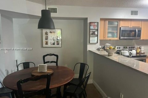 Condo in Miramar, Florida, 2 bedrooms  № 1868604 - photo 8