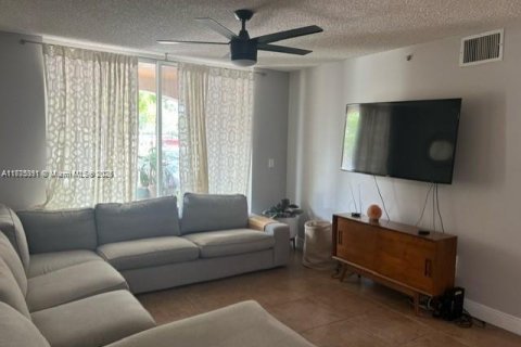 Condo in Miramar, Florida, 2 bedrooms  № 1868604 - photo 4