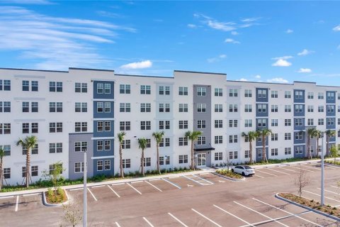 Condo in Orlando, Florida, 2 bedrooms № 2206298 - photo 2