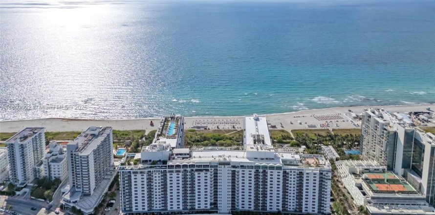 Estudio en el Condominio en Miami Beach, Florida  № 1979623