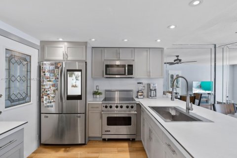 Кондоминиум с 2 спальнями в Норт-Майами-Бич, Флорида № 1976207