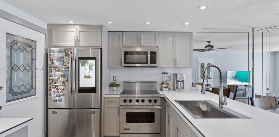 Кондоминиум с 2 спальнями в Норт-Майами-Бич, Флорида № 1976207