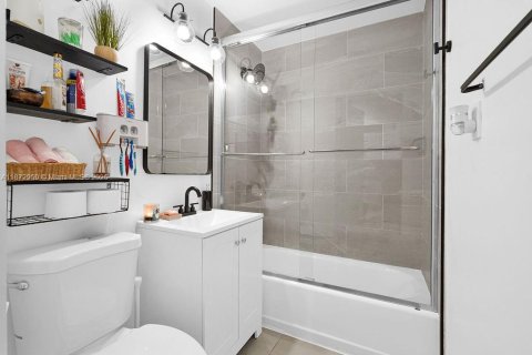 Propiedad comercial en venta en Miami, Florida, 239.22 m2 № 1896073 - foto 20
