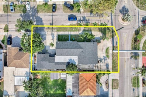 Propiedad comercial en venta en Miami, Florida, 239.22 m2 № 1896073 - foto 1