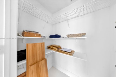 Condo in Miami, Florida  № 2021114 - photo 15