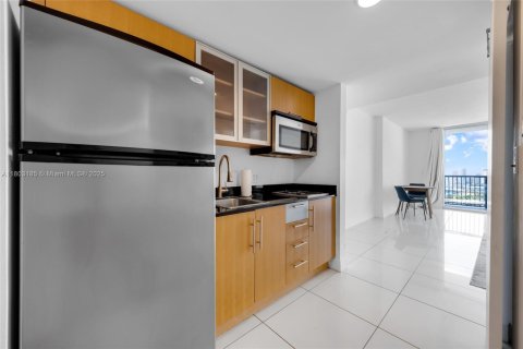 Condo in Miami, Florida  № 2021114 - photo 12