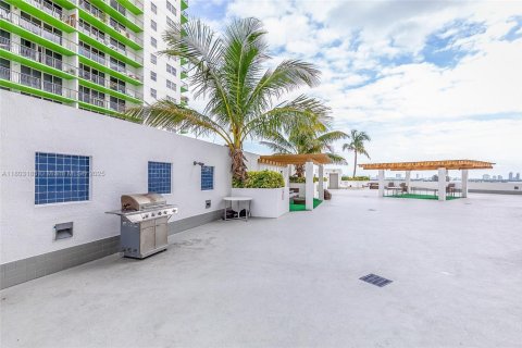 Condo in Miami, Florida  № 2021114 - photo 24