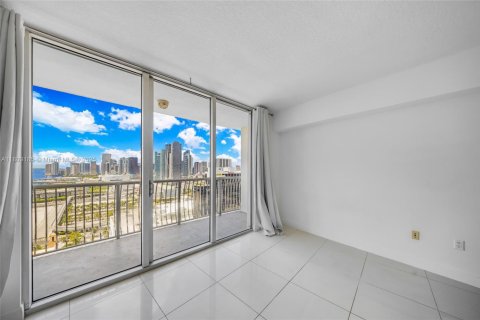 Condo in Miami, Florida  № 2021114 - photo 9