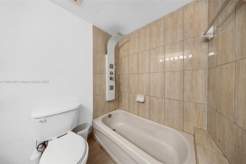 Condo in Miami, Florida  № 2021114 - photo 13