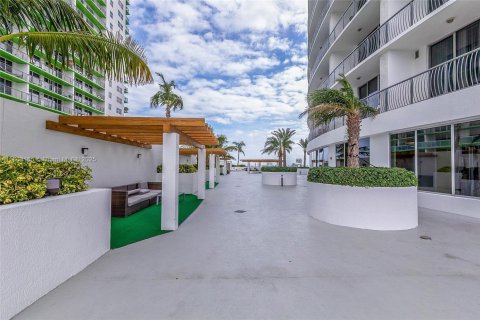 Condo in Miami, Florida  № 2021114 - photo 23