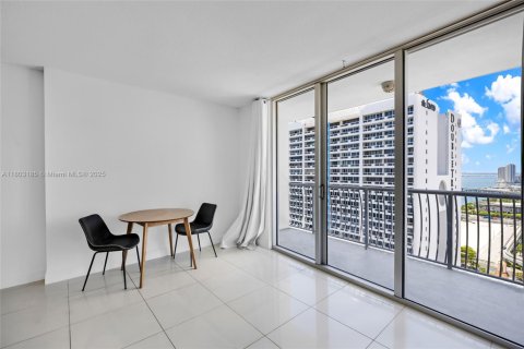 Condo in Miami, Florida  № 2021114 - photo 19