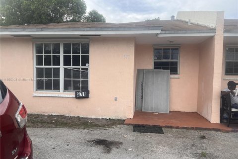 Villa ou maison à louer à North Miami, Floride: 3 chambres, 267.56 m2 № 2077181 - photo 1