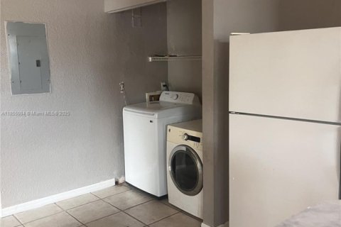 Villa ou maison à louer à North Miami, Floride: 3 chambres, 267.56 m2 № 2077181 - photo 3