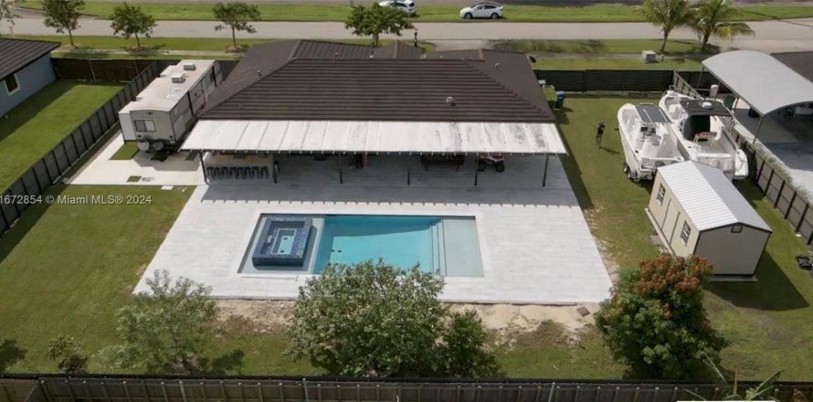 House in Homestead, Florida 5 bedrooms, 198.44 sq.m. № 1692304