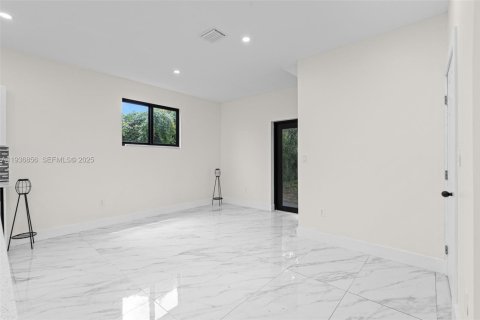 Immobilier commercial à vendre à Miami, Floride № 1994947 - photo 12