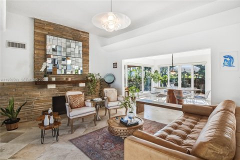 Casa en venta en Miami, Florida, 3 dormitorios, 192.49 m2 № 2008084 - foto 3