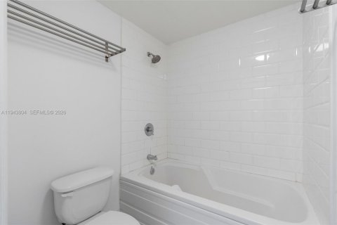Condominio en venta en Miami, Florida, 1 dormitorio, 73.86 m2 № 2000724 - foto 20
