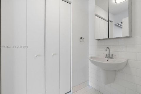 Condominio en venta en Miami, Florida, 1 dormitorio, 73.86 m2 № 2000724 - foto 19