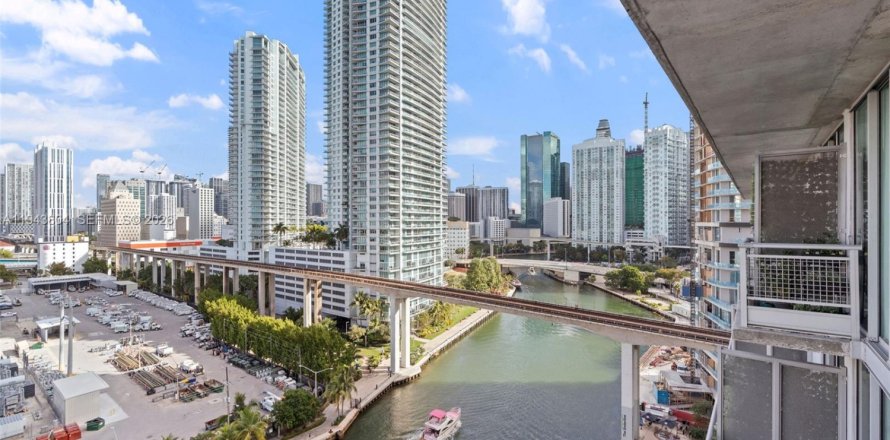 Condominio en Miami, Florida, 1 dormitorio  № 2000724