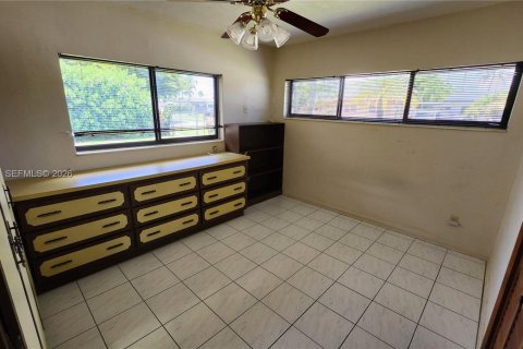 Casa en venta en Hialeah, Florida, 4 dormitorios, 151.43 m2 № 2066551 - foto 12