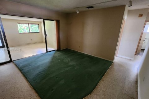 Casa en venta en Hialeah, Florida, 4 dormitorios, 151.43 m2 № 2066551 - foto 3