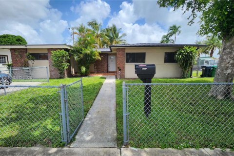 Casa en Hialeah, Florida 4 dormitorios, 151.43 m2 № 2066551