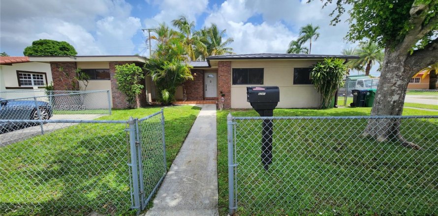 Casa en Hialeah, Florida 4 dormitorios, 151.43 m2 № 2066551