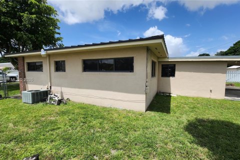 Casa en venta en Hialeah, Florida, 4 dormitorios, 151.43 m2 № 2066551 - foto 19
