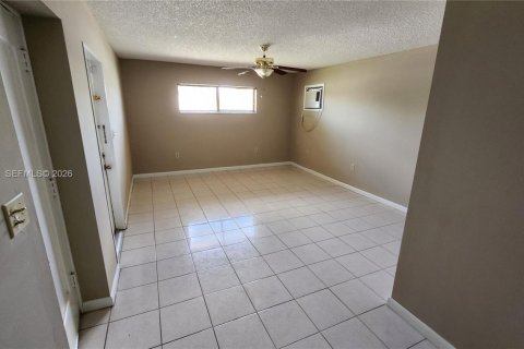 Casa en venta en Hialeah, Florida, 4 dormitorios, 151.43 m2 № 2066551 - foto 13