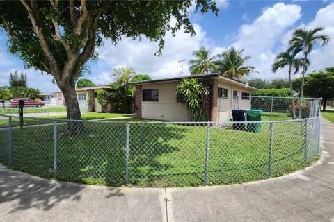 Casa en venta en Hialeah, Florida, 4 dormitorios, 151.43 m2 № 2066551 - foto 2