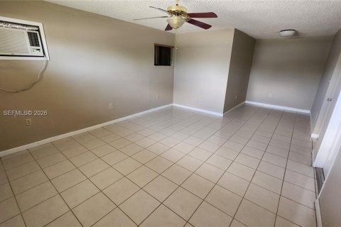 Casa en venta en Hialeah, Florida, 4 dormitorios, 151.43 m2 № 2066551 - foto 15