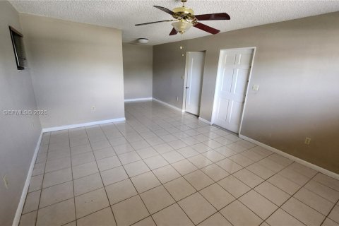 Casa en venta en Hialeah, Florida, 4 dormitorios, 151.43 m2 № 2066551 - foto 14