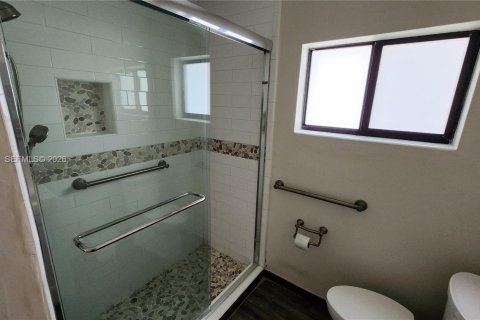 Casa en venta en Hialeah, Florida, 4 dormitorios, 151.43 m2 № 2066551 - foto 18