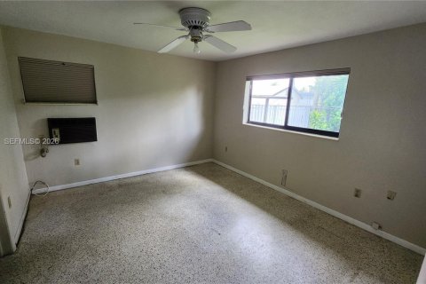 Casa en venta en Hialeah, Florida, 4 dormitorios, 151.43 m2 № 2066551 - foto 9