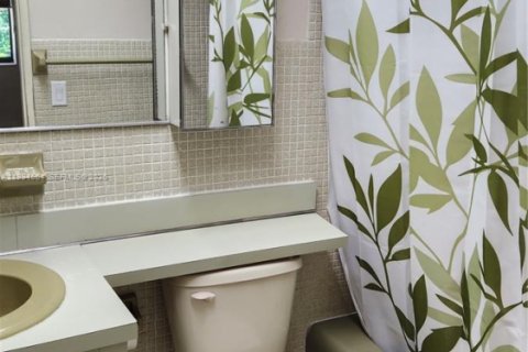 Casa en venta en Hialeah, Florida, 4 dormitorios, 151.43 m2 № 2066551 - foto 16