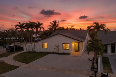Casa en venta en Miami, Florida, 3 dormitorios, 158.86 m2 № 1976592 - foto 1