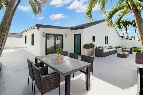 Casa en venta en Miami, Florida, 3 dormitorios, 158.86 m2 № 1976592 - foto 14