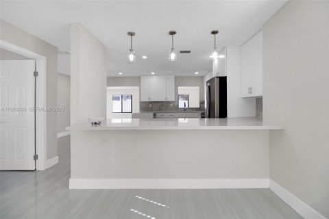 Casa en venta en Miami, Florida, 3 dormitorios, 158.86 m2 № 1976592 - foto 5