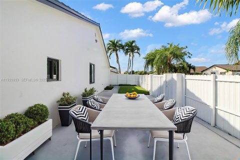 Casa en venta en Miami, Florida, 3 dormitorios, 158.86 m2 № 1976592 - foto 13