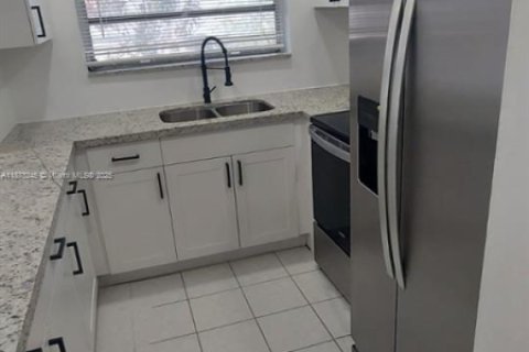 Copropriété à louer à Lauderdale Lakes, Floride: 1 chambre, 60.39 m2 № 2192845 - photo 3
