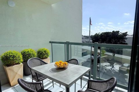 Снять в аренду кондоминиум в Майами, Флорида 2 спальни, 84.54м2, № 1988995 - фото 10