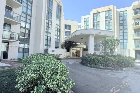 Снять в аренду кондоминиум в Майами, Флорида 2 спальни, 84.54м2, № 1988995 - фото 1