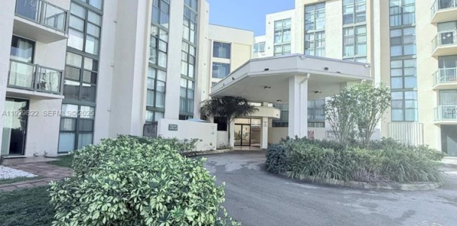 Кондоминиум с 2 спальнями в Майами, Флорида № 1988995