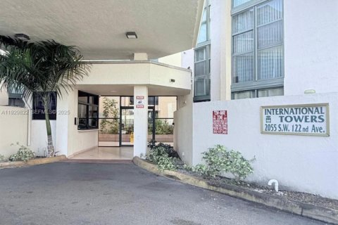 Снять в аренду кондоминиум в Майами, Флорида 2 спальни, 84.54м2, № 1988995 - фото 2