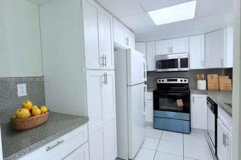 Снять в аренду кондоминиум в Майами, Флорида 2 спальни, 84.54м2, № 1988995 - фото 6