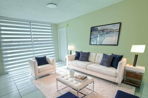 Снять в аренду кондоминиум в Майами, Флорида 2 спальни, 84.54м2, № 1988995 - фото 4